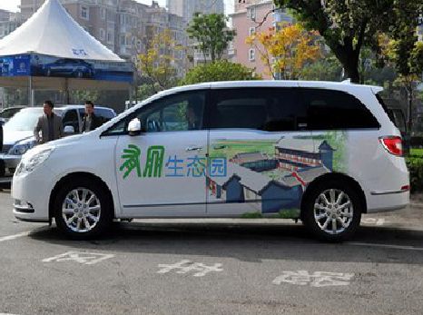 鲁甸户外车贴喷绘如何保持效果?